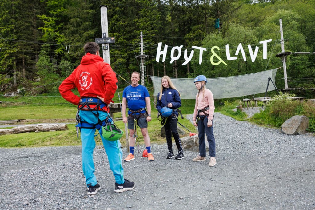 Ansatt gir opplæring i klatreparken Høyt & Lavt Bergen