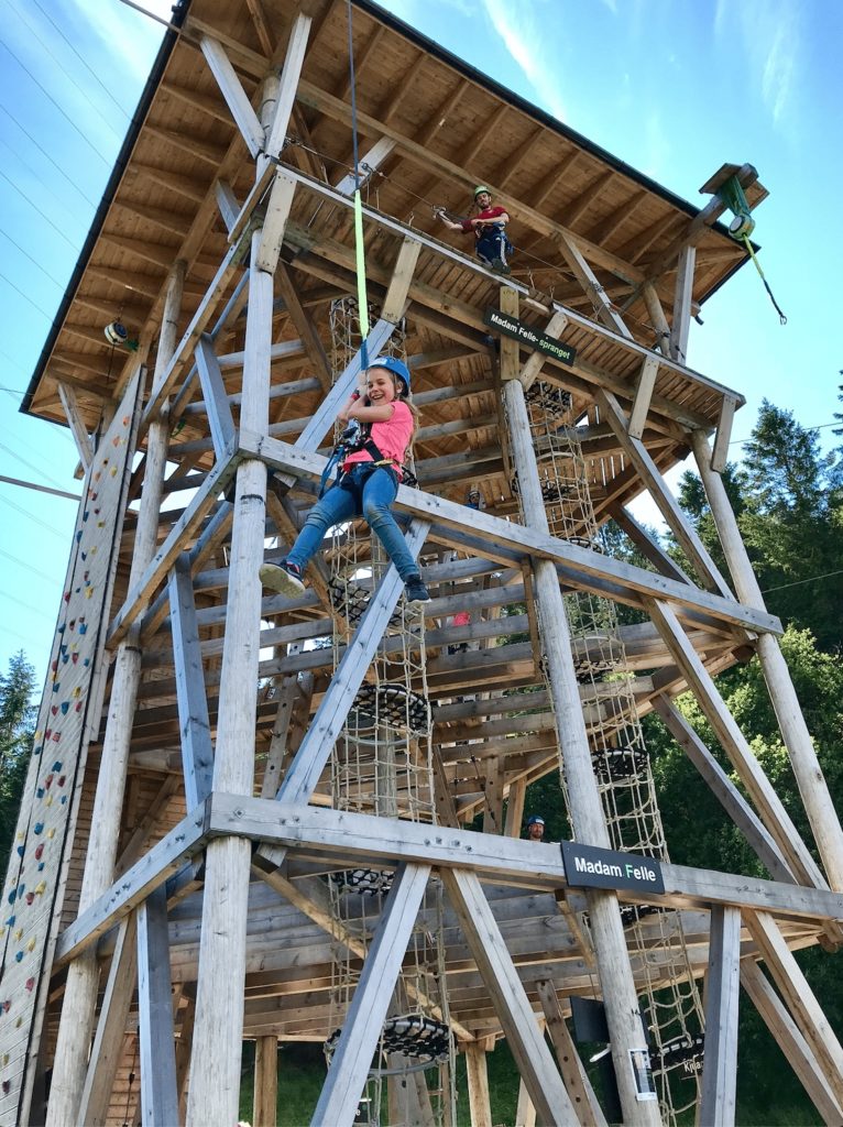barn-som-smiler-i-hoppetårnet-madam-felle-spranget